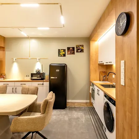 Cozy 2Bd Apt With 100Sqm Patio For 6 *