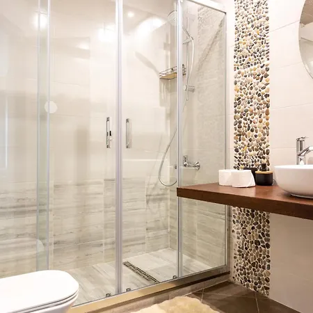 Cozy 2Bd Apt With 100Sqm Patio For 6 شقة